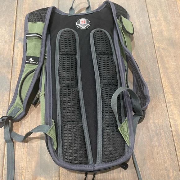 High Sierra Green & Gray Airmesh Back Lightweight Hiking Adjustable Backpack 18” - Picture 7 of 8